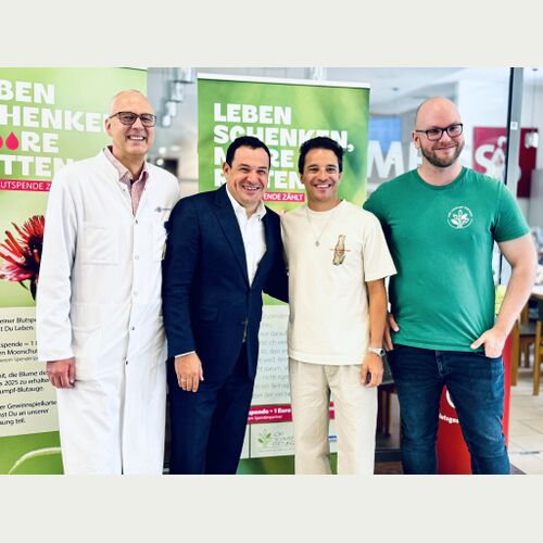 Freuen sich über den Start der gemeinsamen Aktion: Dr. Sven Peine (Direktor des Instituts für Transfusionsmedizin im UKE), Stephan Liesegang (Vorstandsvorsitzender Sparda-Bank Hamburg), Schirmherr Kostja Ullmann und André Palm (Loki Schmidt Stiftung), v.l.n.r.